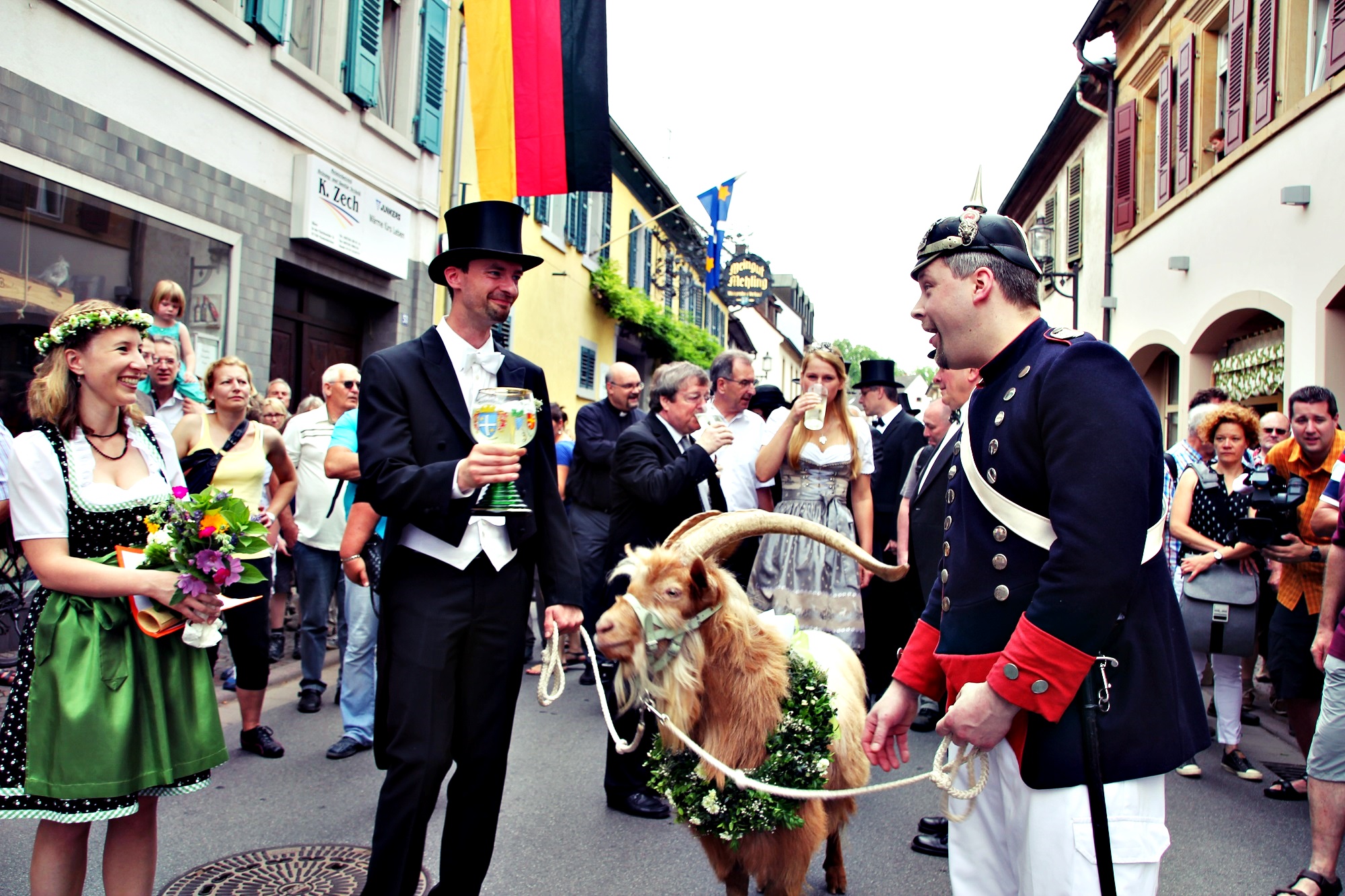 Geißbock vorm Weingut